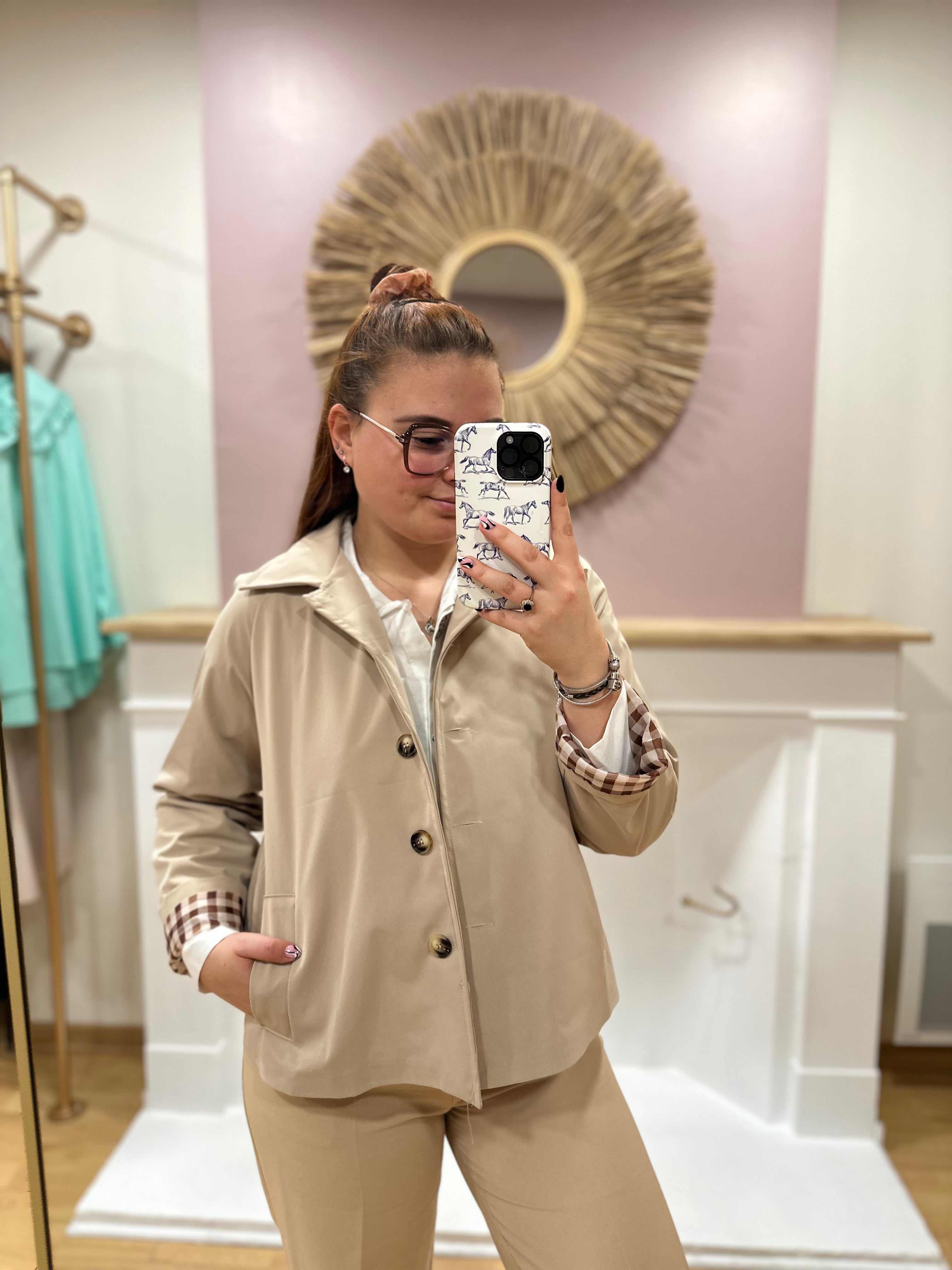 Veste courte beige foncé type trench femme – Doublure carreaux – Pépouz’ Paris – Miss Caprice