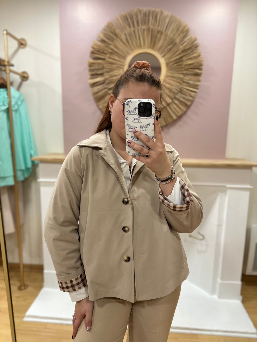 Veste courte beige foncé type trench femme – Doublure carreaux – Pépouz’ Paris – Miss Caprice