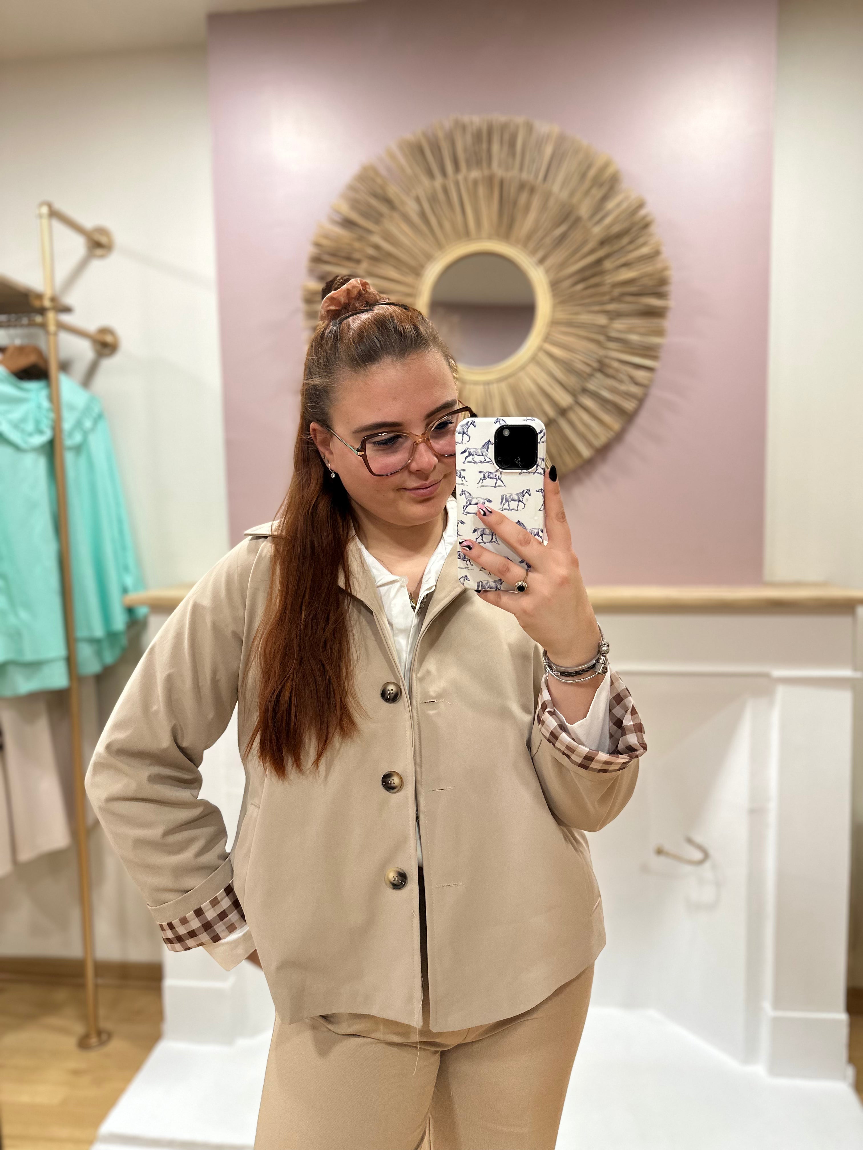 Veste courte beige foncé type trench femme – Doublure carreaux – Pépouz’ Paris – Miss Caprice
