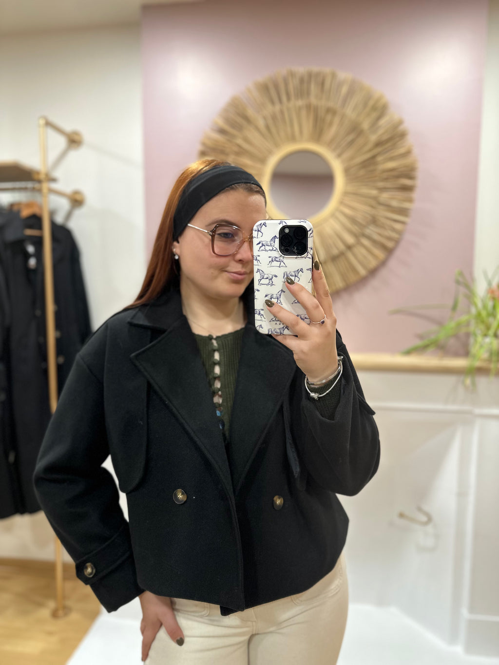 Veste courte type trench noir femme – Détails épaules et poignets – Boutons écaille de tortue – Estée – Miss Caprice