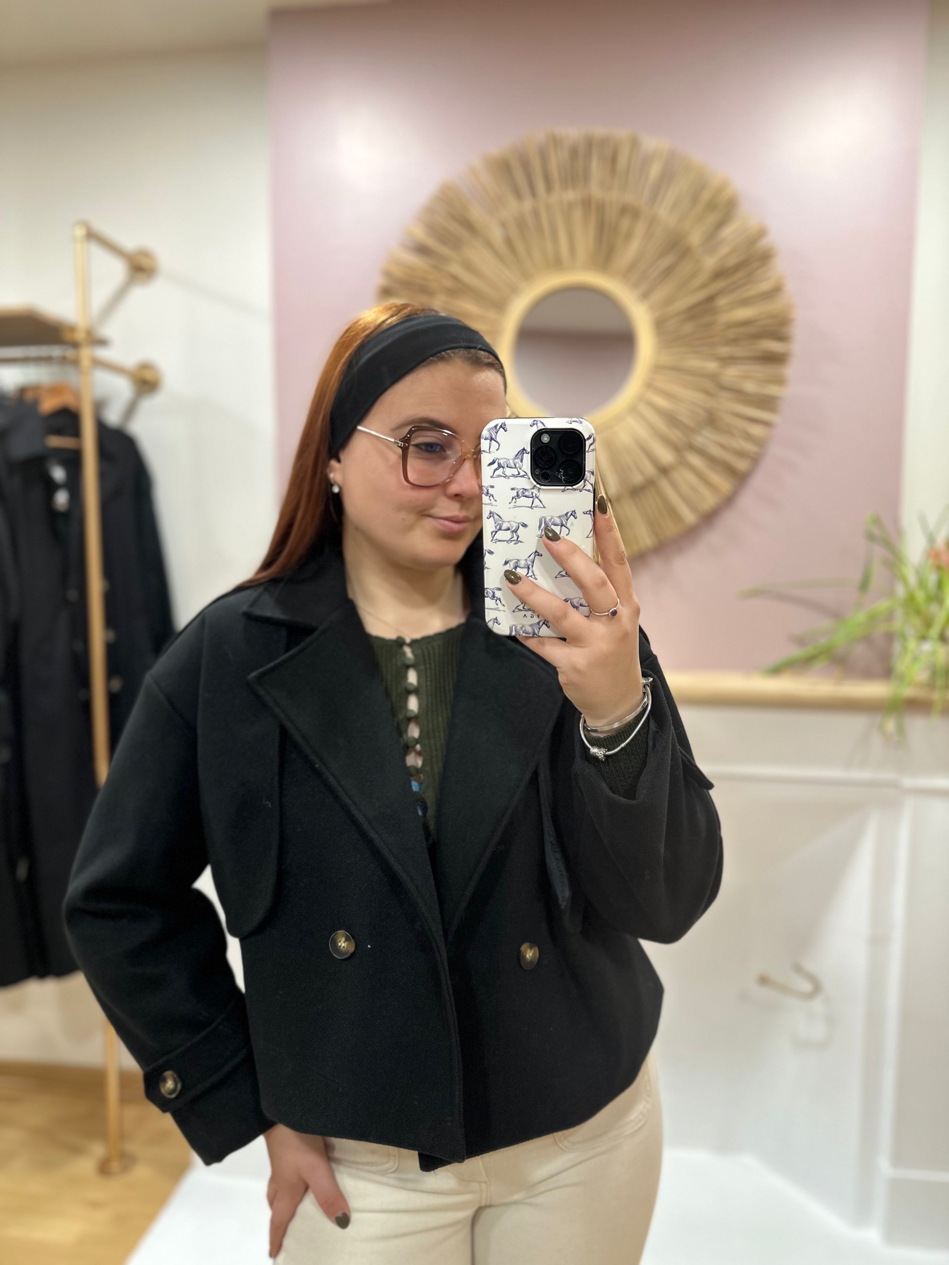 Veste courte type trench noir femme – Détails épaules et poignets – Boutons écaille de tortue – Estée – Miss Caprice