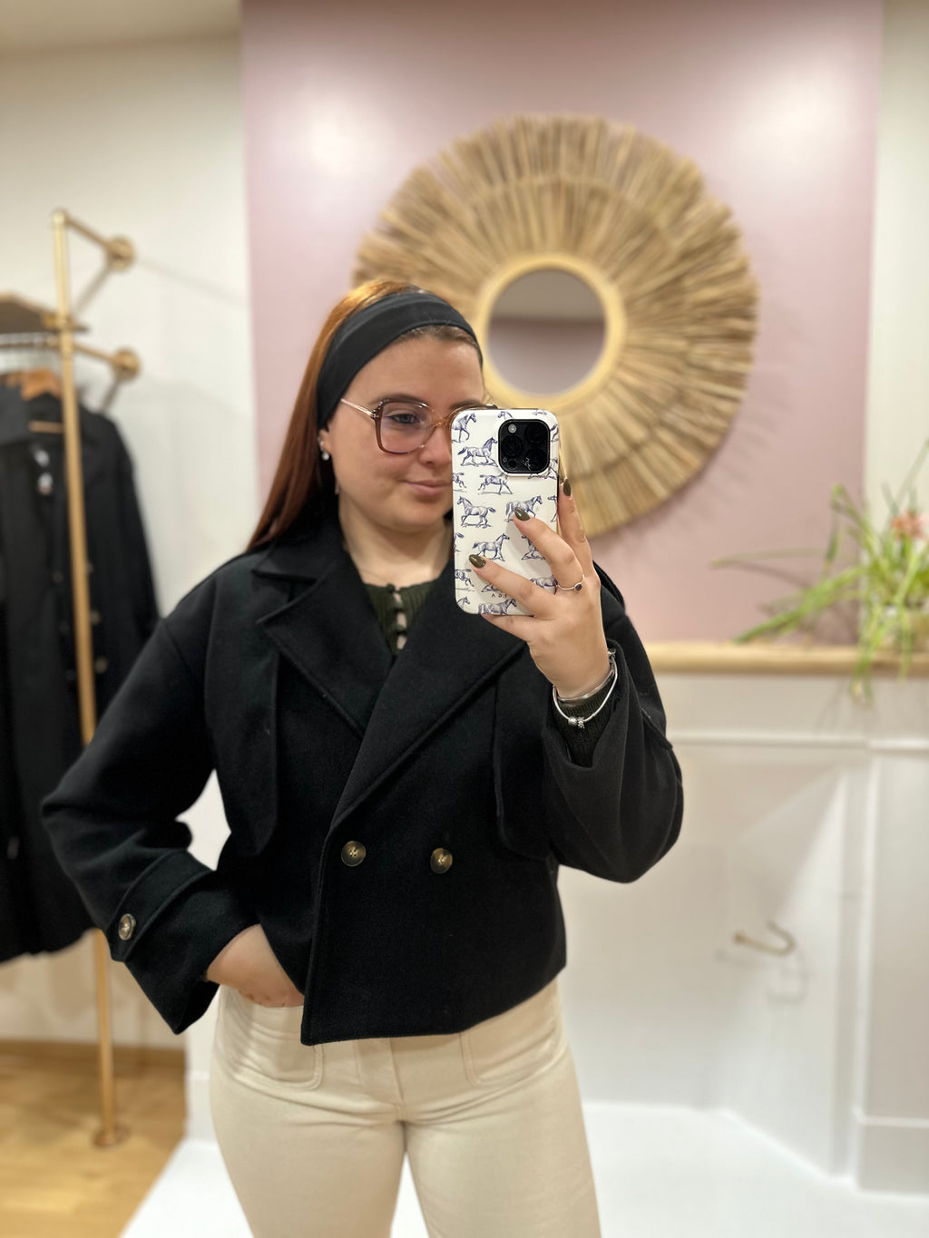 Veste courte type trench noir femme – Détails épaules et poignets – Boutons écaille de tortue – Estée – Miss Caprice