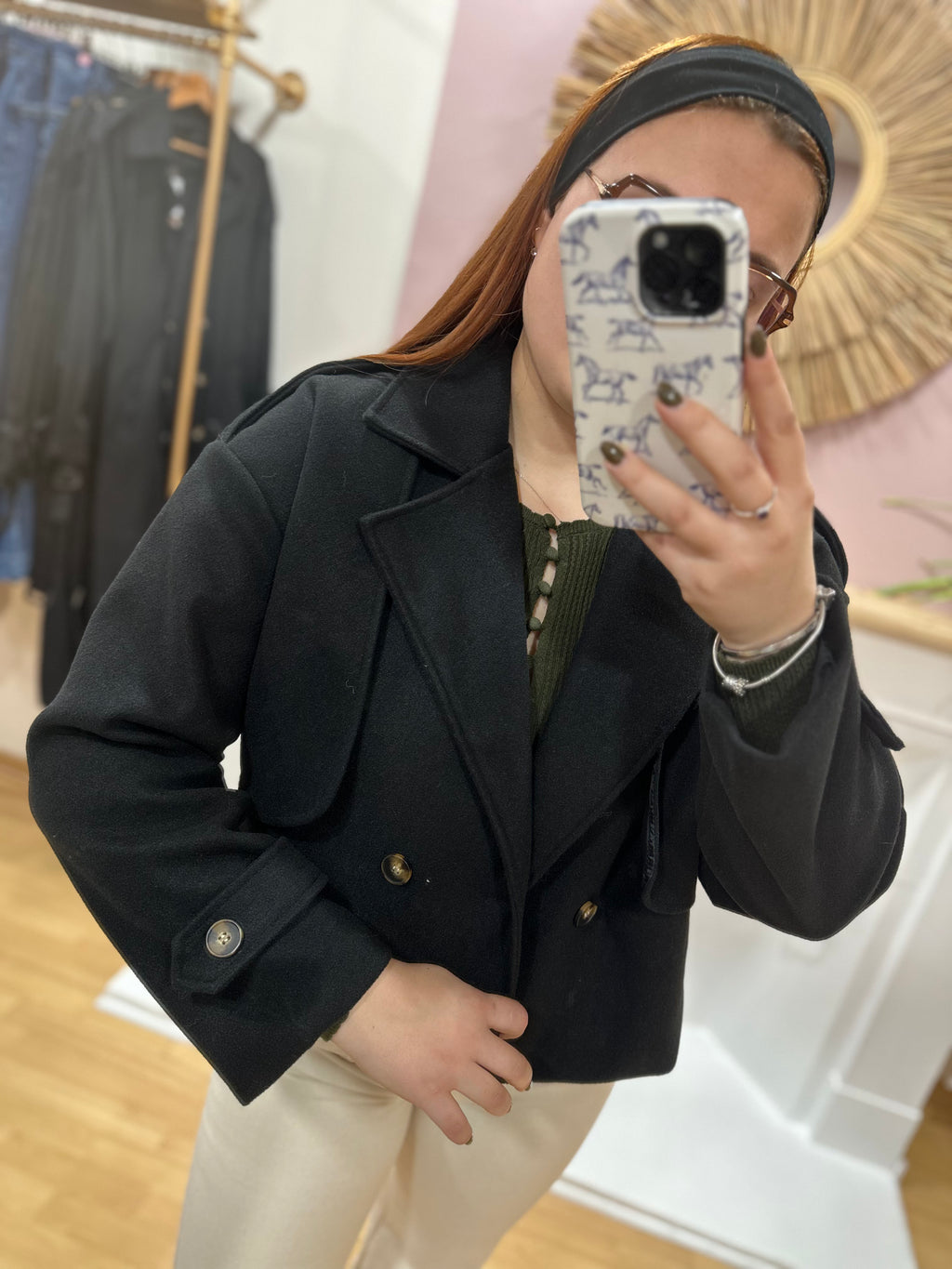 Veste courte type trench noir femme – Détails épaules et poignets – Boutons écaille de tortue – Estée – Miss Caprice