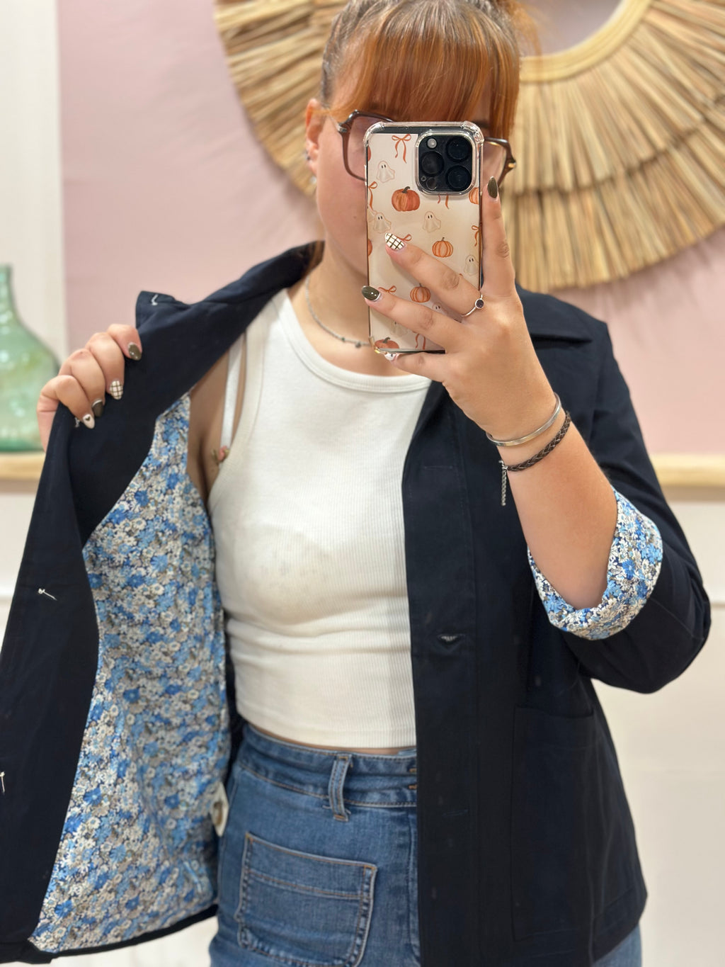 Veste mi-saison bleu marine femme avec doublure fleurie bleue et boutons effet écaille – In April 1986 – Miss Caprice