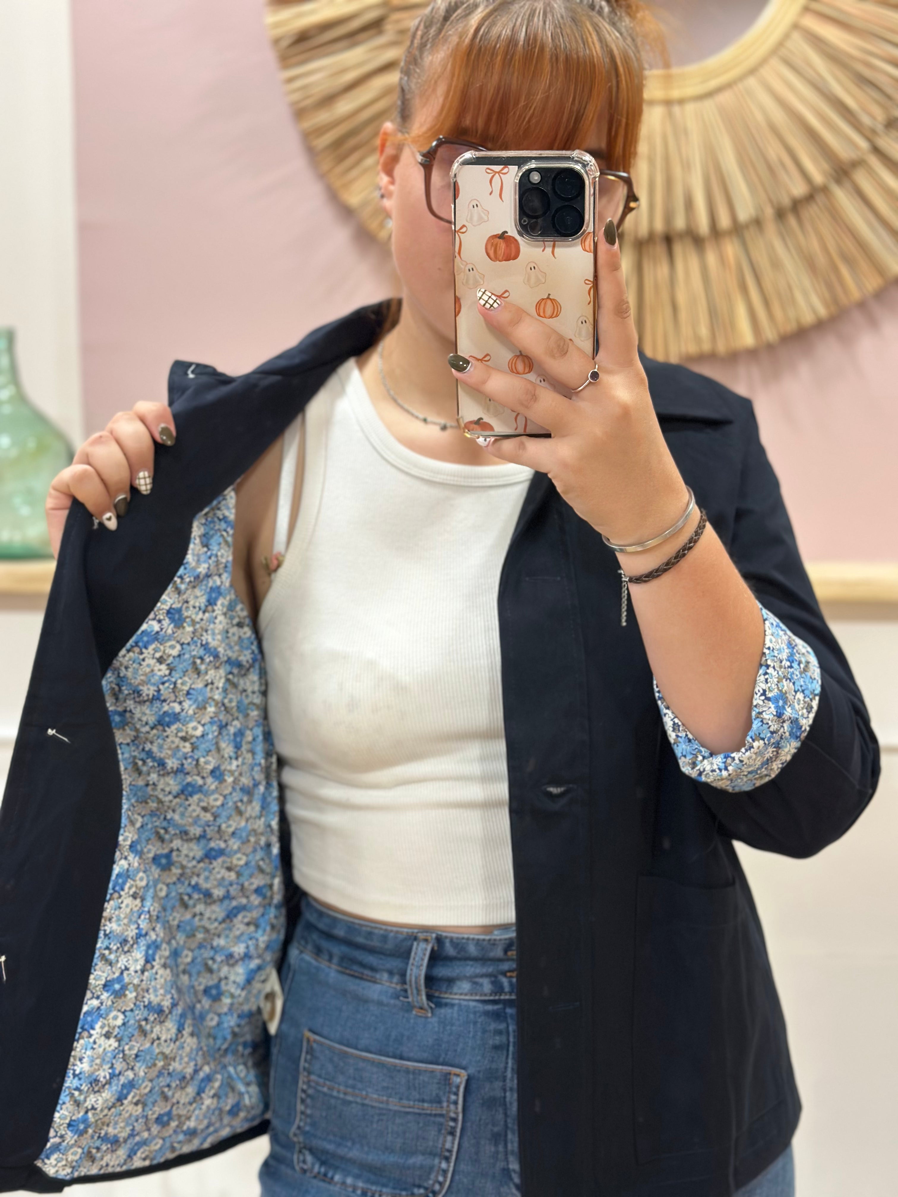 Veste mi-saison bleu marine femme avec doublure fleurie bleue et boutons effet écaille – In April 1986 – Miss Caprice